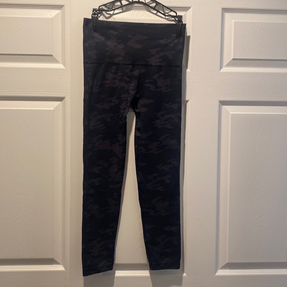 Spanx black/camo camo legging size large